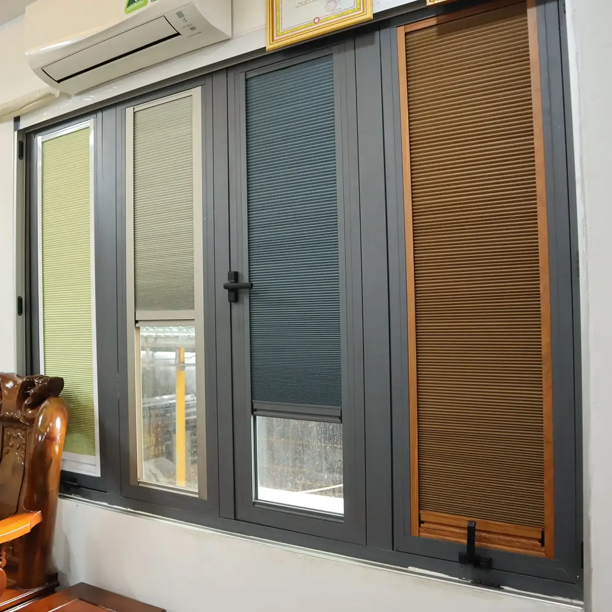 Yerköy ofis cephesi — braketli plise perde, güneş kontrolü, dimout